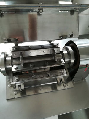 Yeşil Siyah Çay Öğütme Değirmeni Makinesi 1500kg / h Çay Yaprağı Kırma Makinesi